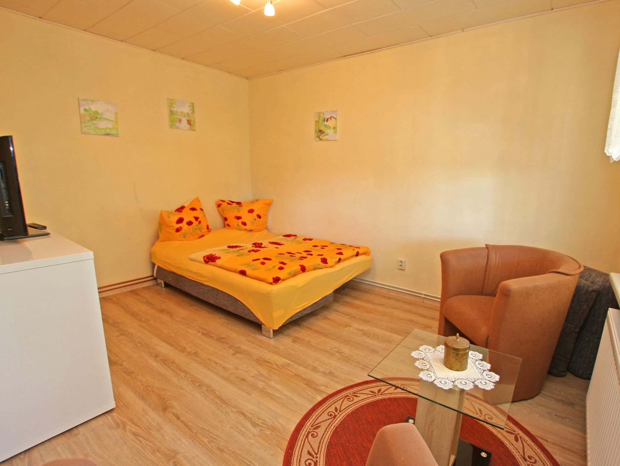 HOME Bungalow Nr. 13 - Ansicht Wohnraum mit Schlafcouch