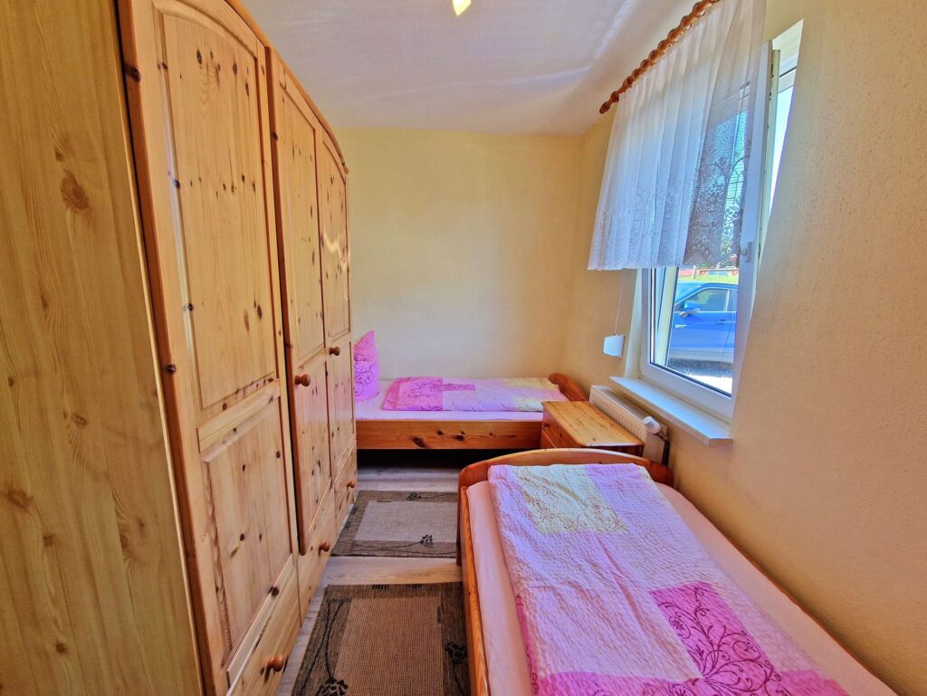 HOME Bungalow Nr. 13 - Ansicht Schlafzimmer mit 2 Einzelbetten