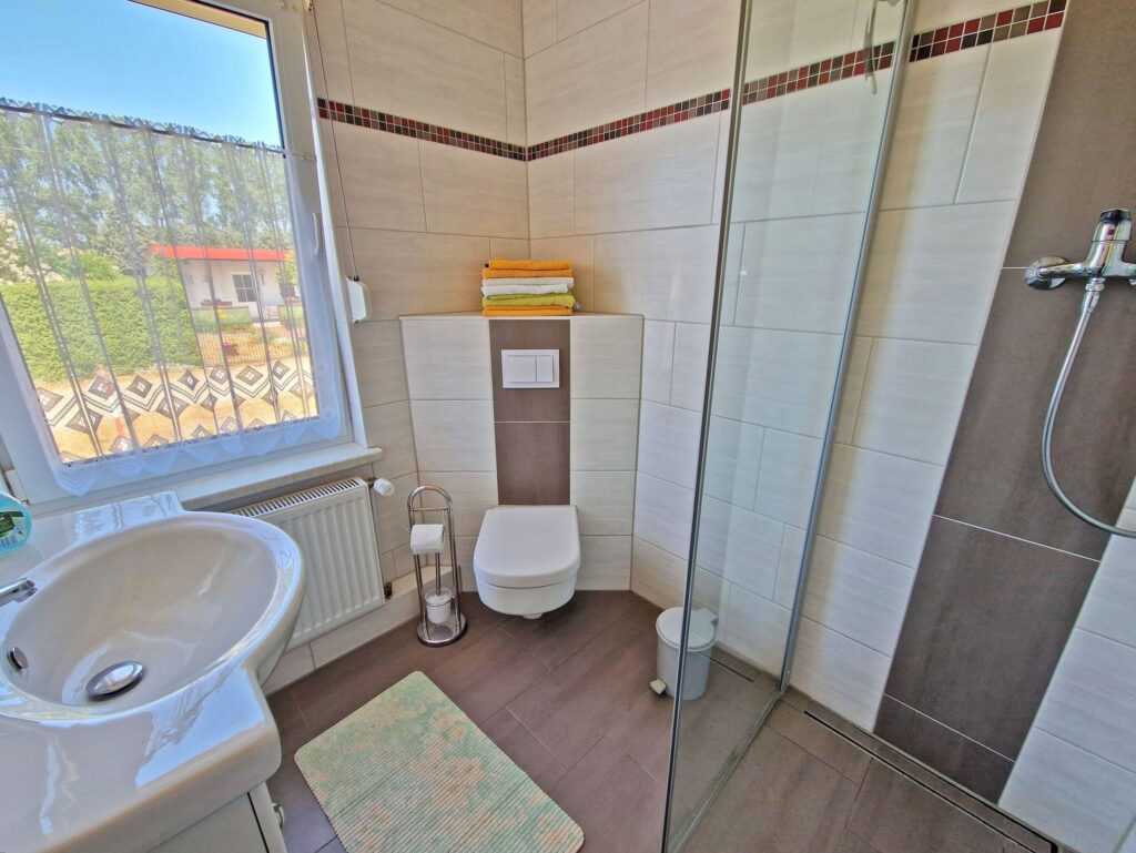 HOME Bungalow Nr. 13 - Ansicht Badezimmer mit Dusche