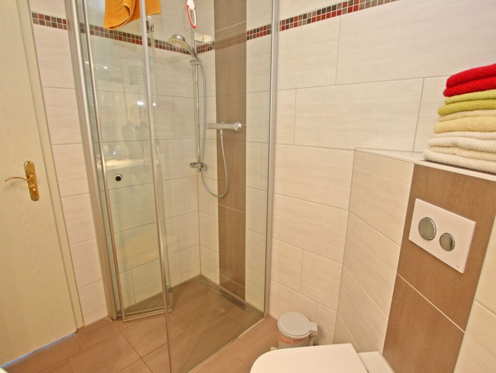 HOME Bungalow Nr. 12 - Ansicht Bad mit Dusche