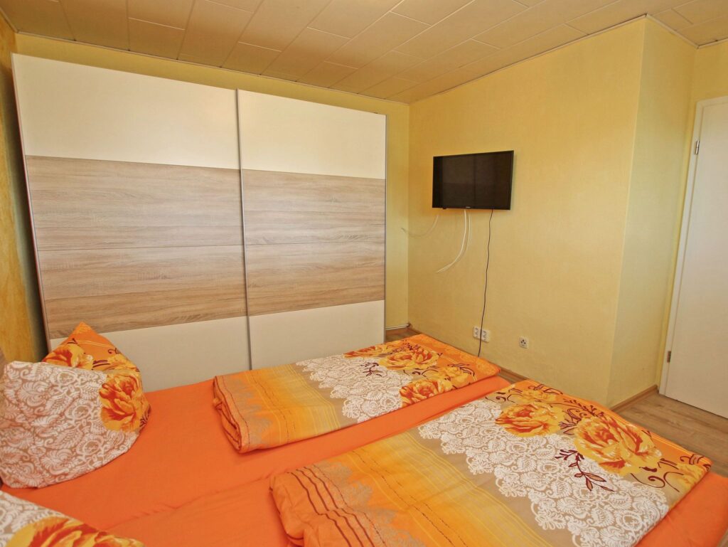 HOME Bungalow Nr. 12 - Ansicht Schlafzimmer mit Doppelbett