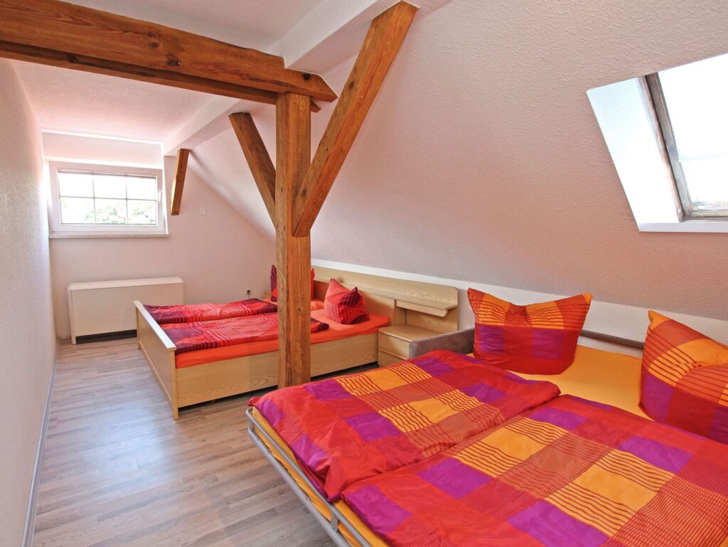 HOME Haus Watzkendorf - Ansicht Schlafzimmer Nr. 1 mit Doppelbett, Einzelbett, Kinderbett